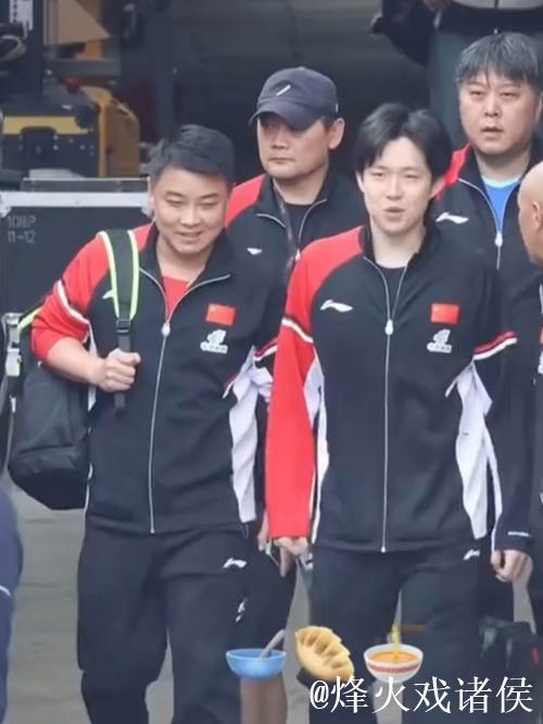 伤情严重！王楚钦因伤退赛后上半身僵硬，上车时抿嘴忍痛不敢弯腰