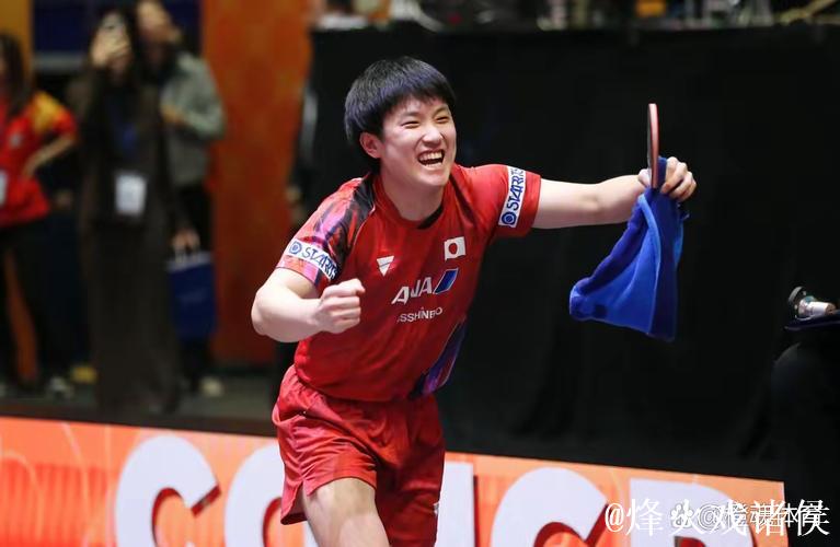 张本智和回日本！第一时间秀奖杯，笑得合不拢嘴，豪言明年拿世一